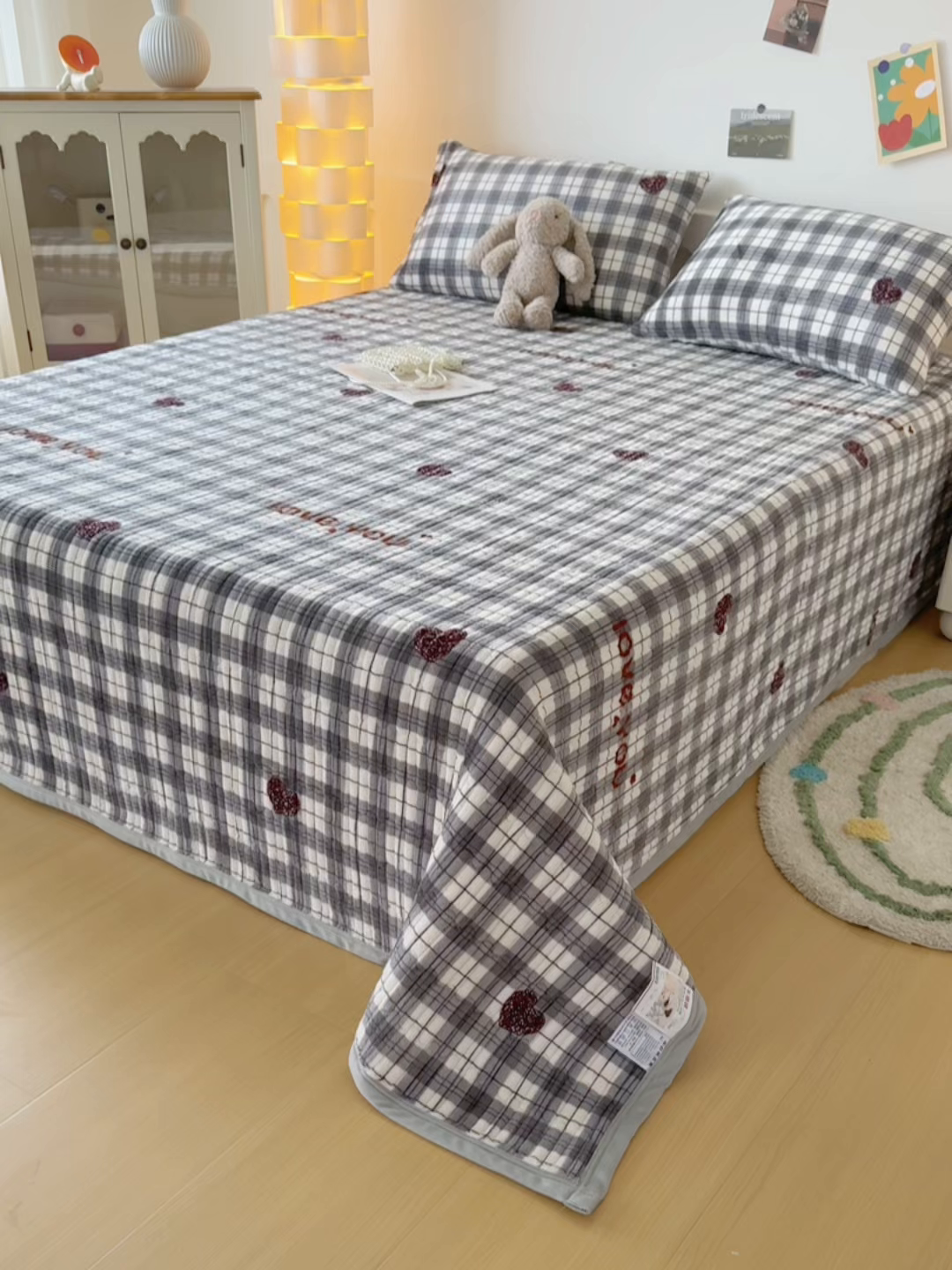 91家纺网 家纺一手货源 找家纺 金泰莱 2025新款高克重牛奶绒夹棉印花床盖 拉菲格