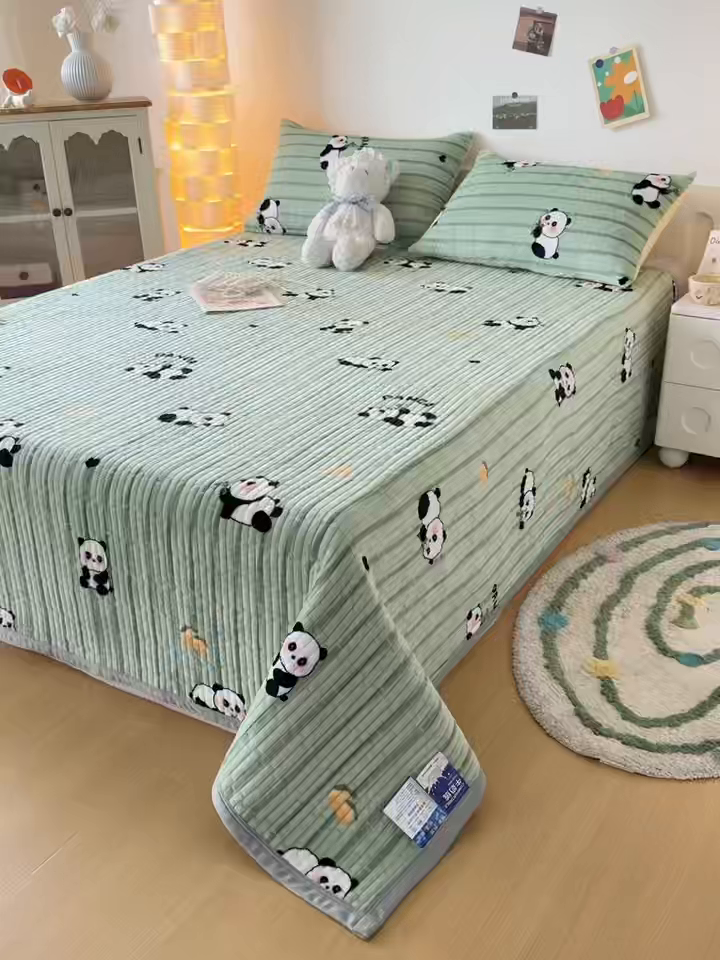 91家纺网 家纺一手货源 找家纺 金泰莱 2025新款高克重牛奶绒夹棉印花床盖 快乐熊