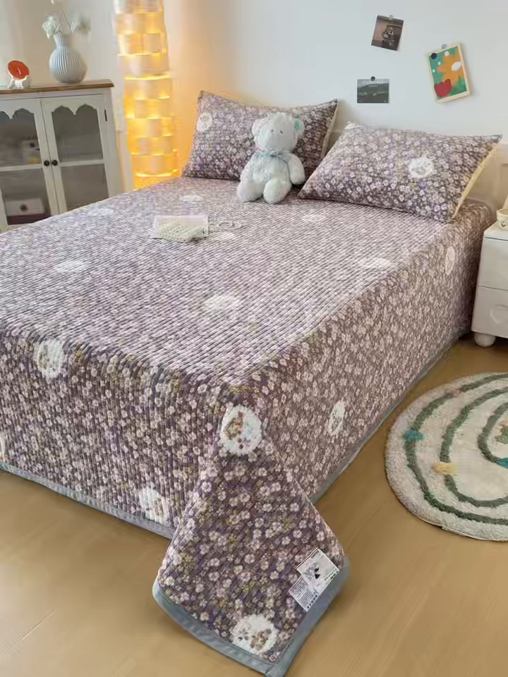 91家纺网 家纺一手货源 找家纺 金泰莱 2025新款高克重牛奶绒夹棉印花床盖 蔷薇紫