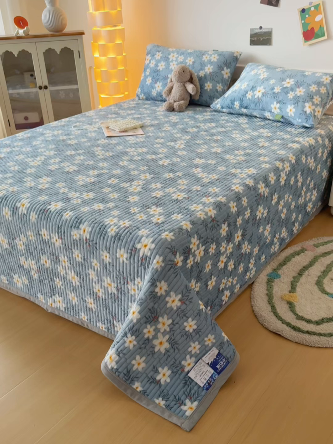 91家纺网 家纺一手货源 找家纺 金泰莱 2025新款高克重牛奶绒夹棉印花床盖 太阳花