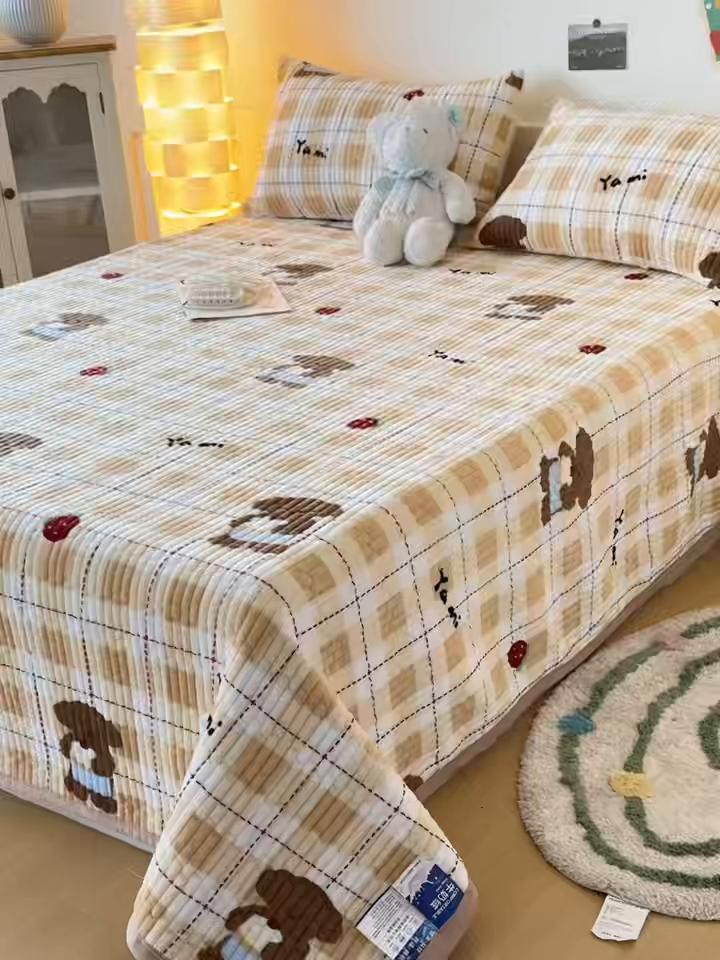 91家纺网 家纺一手货源 找家纺 金泰莱 2025新款高克重牛奶绒夹棉印花床盖 甜心熊咖