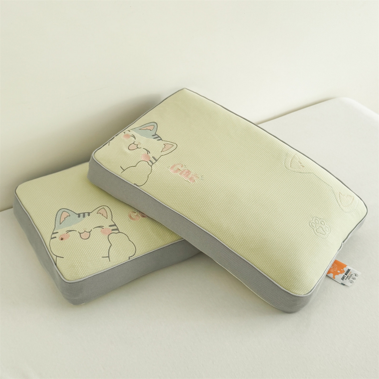 91家纺网 家纺一手货源 找家纺 （总）麦肯锡  2025新款暖绒猫咪刺绣荞麦枕枕头枕芯