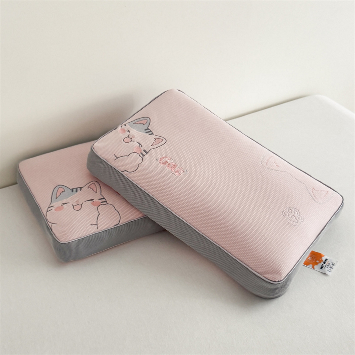 91家纺网 家纺一手货源 找家纺 （总）麦肯锡  2025新款暖绒猫咪刺绣荞麦枕枕头枕芯