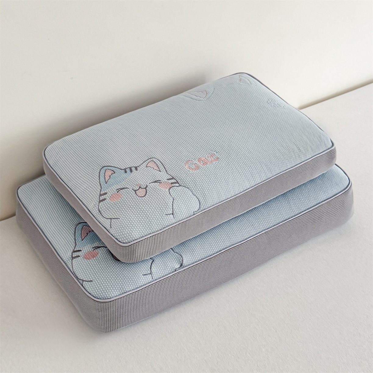 91家纺网 家纺一手货源 找家纺 （总）麦肯锡  2025新款暖绒猫咪刺绣荞麦枕枕头枕芯