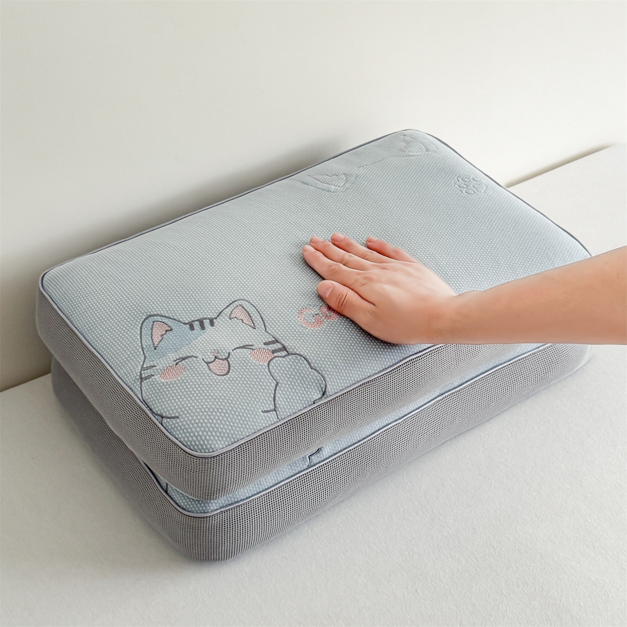 91家纺网 家纺一手货源 找家纺 麦肯锡  2025新款暖绒猫咪刺绣荞麦枕枕头枕芯 淡蓝