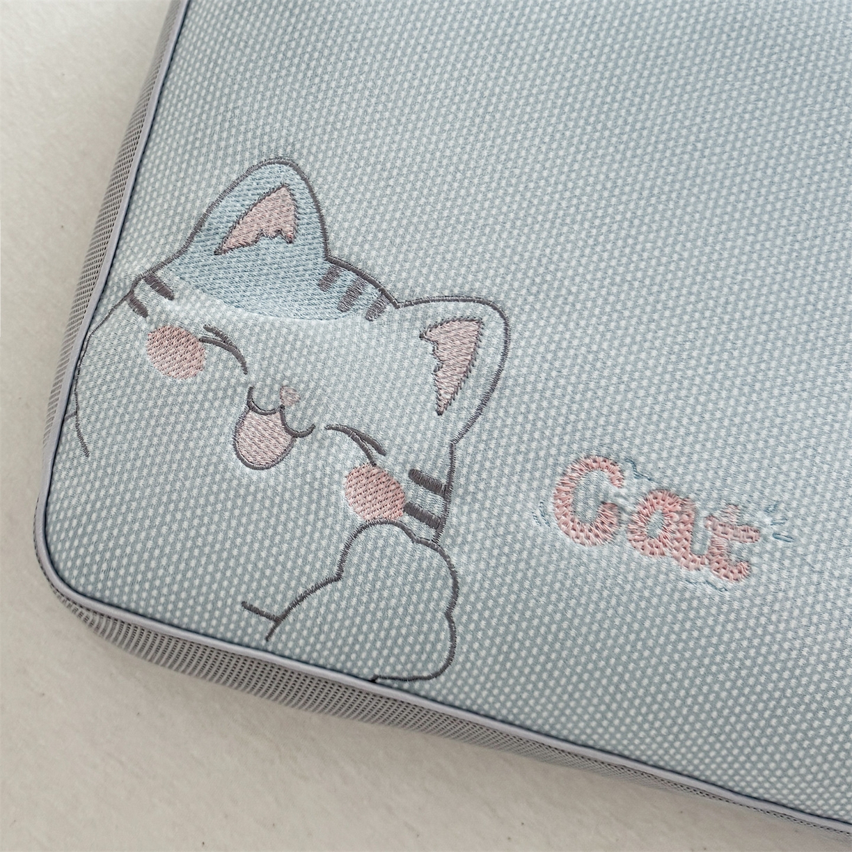 91家纺网 家纺一手货源 找家纺 麦肯锡  2025新款暖绒猫咪刺绣荞麦枕枕头枕芯 淡蓝