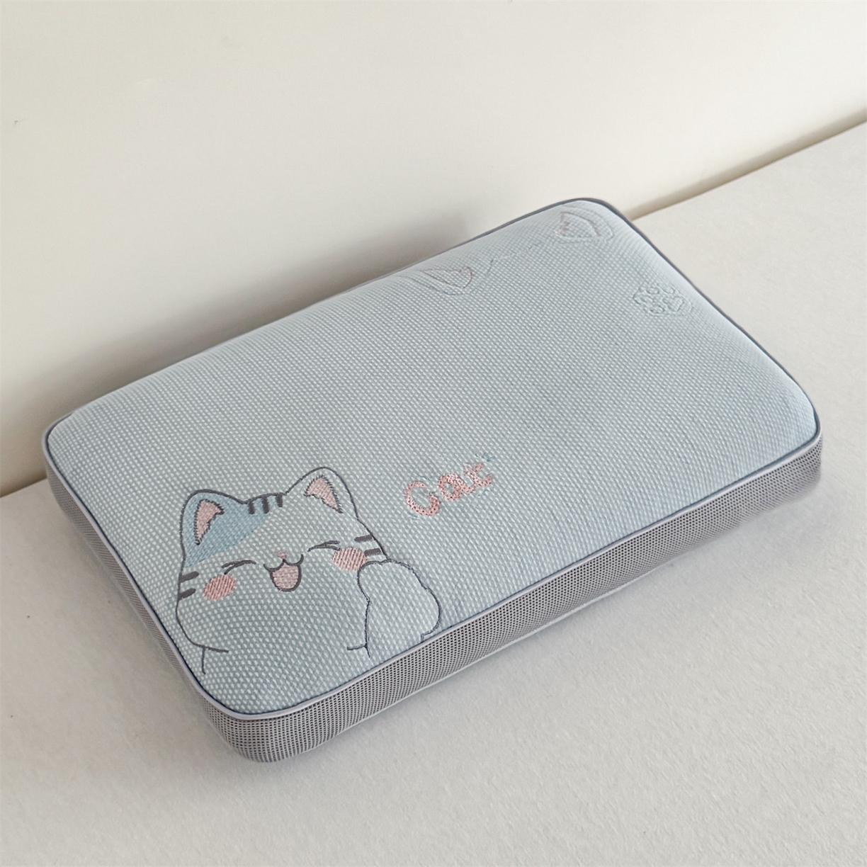 91家纺网 家纺一手货源 找家纺 麦肯锡  2025新款暖绒猫咪刺绣荞麦枕枕头枕芯 淡蓝