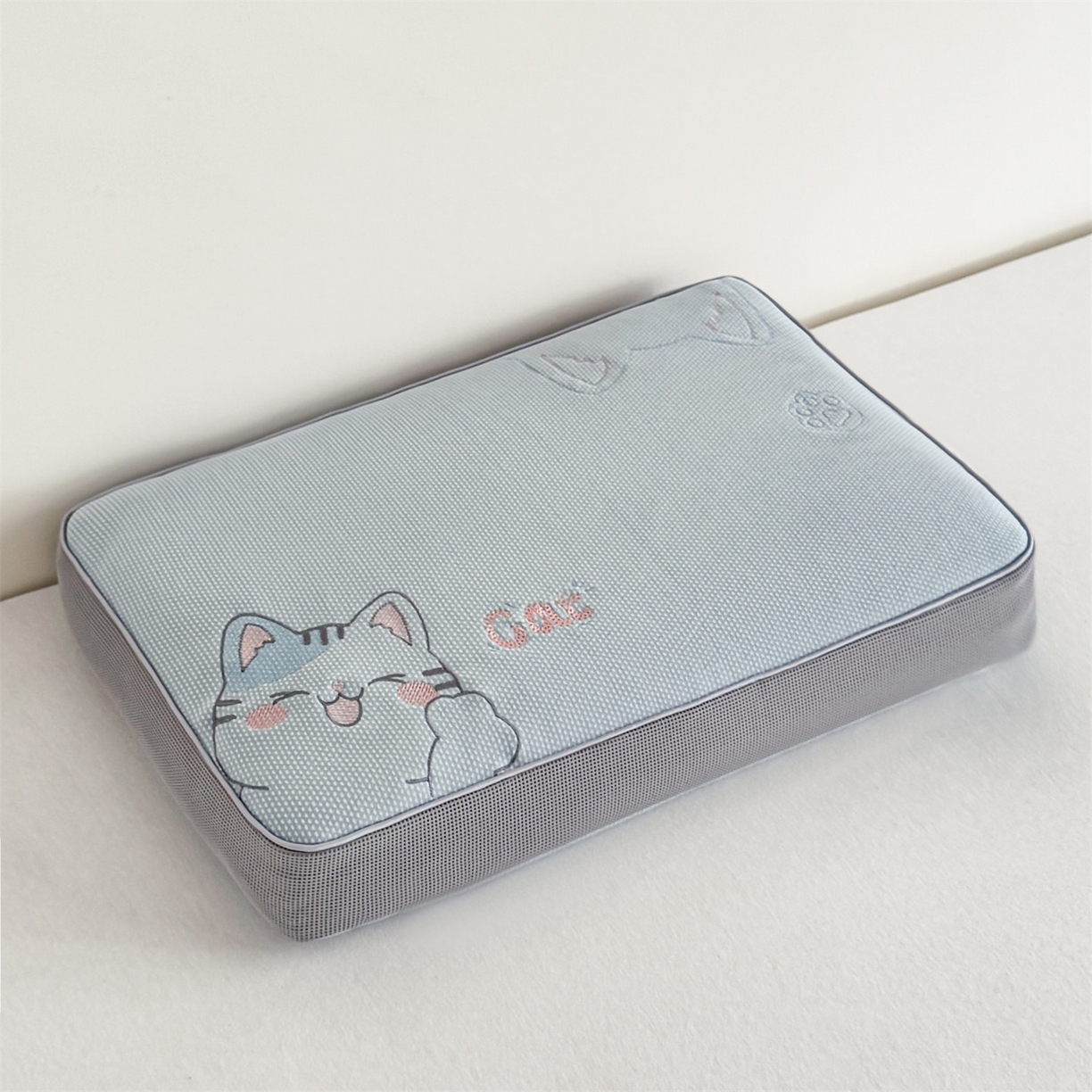 91家纺网 家纺一手货源 找家纺 麦肯锡  2025新款暖绒猫咪刺绣荞麦枕枕头枕芯 淡蓝