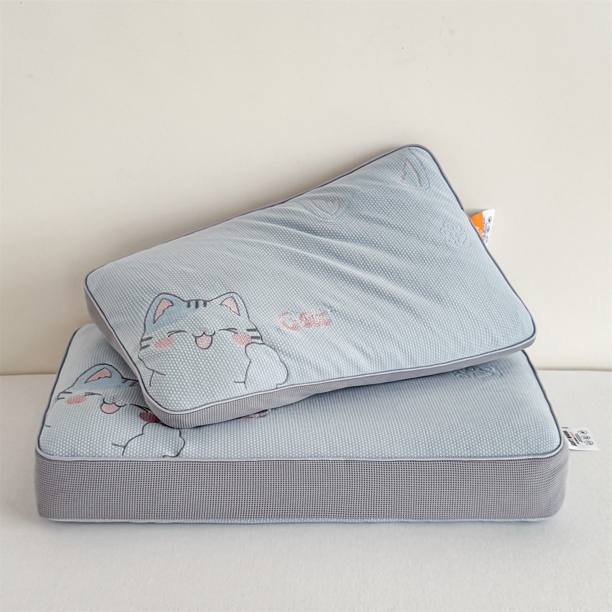 91家纺网 家纺一手货源 找家纺 麦肯锡  2025新款暖绒猫咪刺绣荞麦枕枕头枕芯 淡蓝