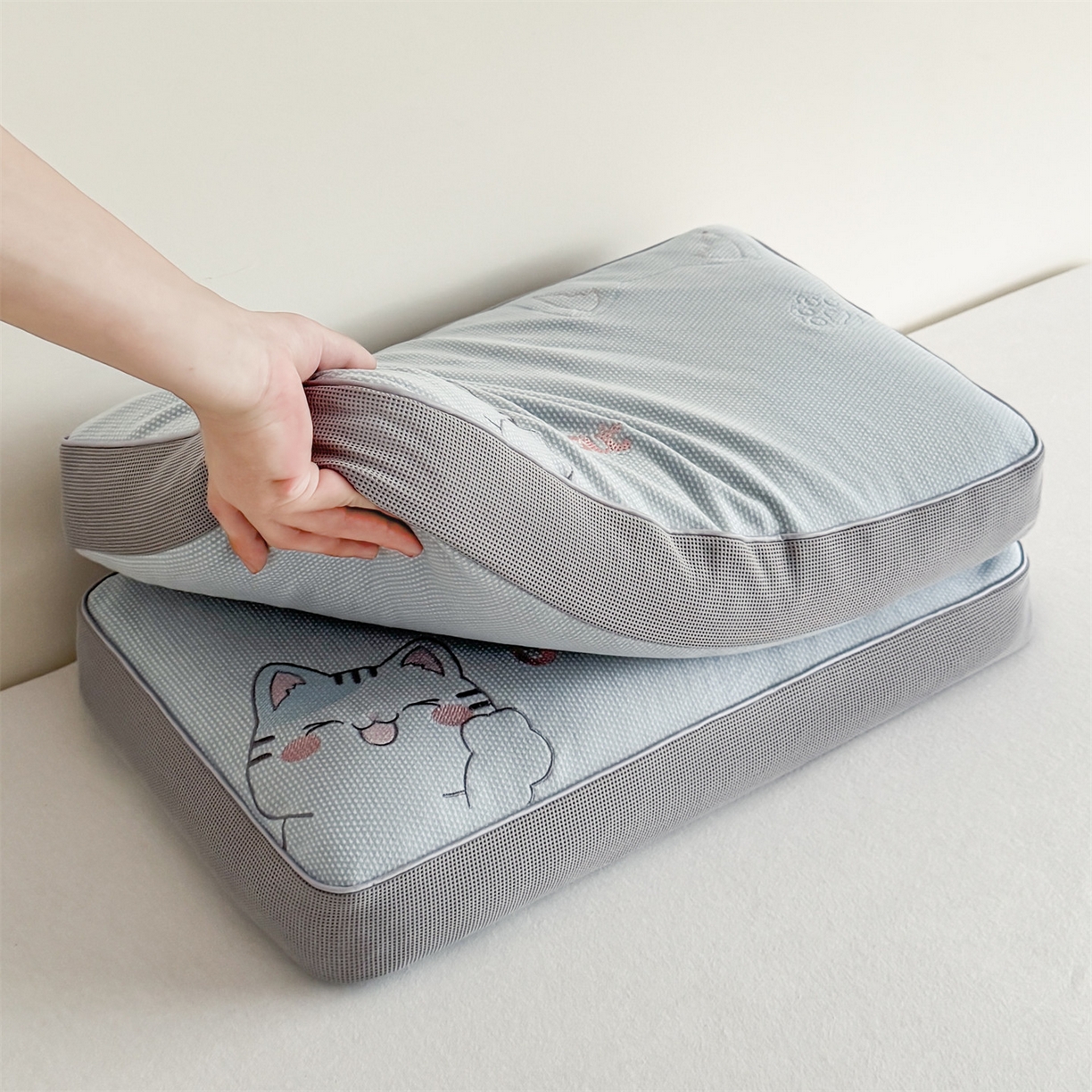 91家纺网 家纺一手货源 找家纺 麦肯锡  2025新款暖绒猫咪刺绣荞麦枕枕头枕芯 淡蓝