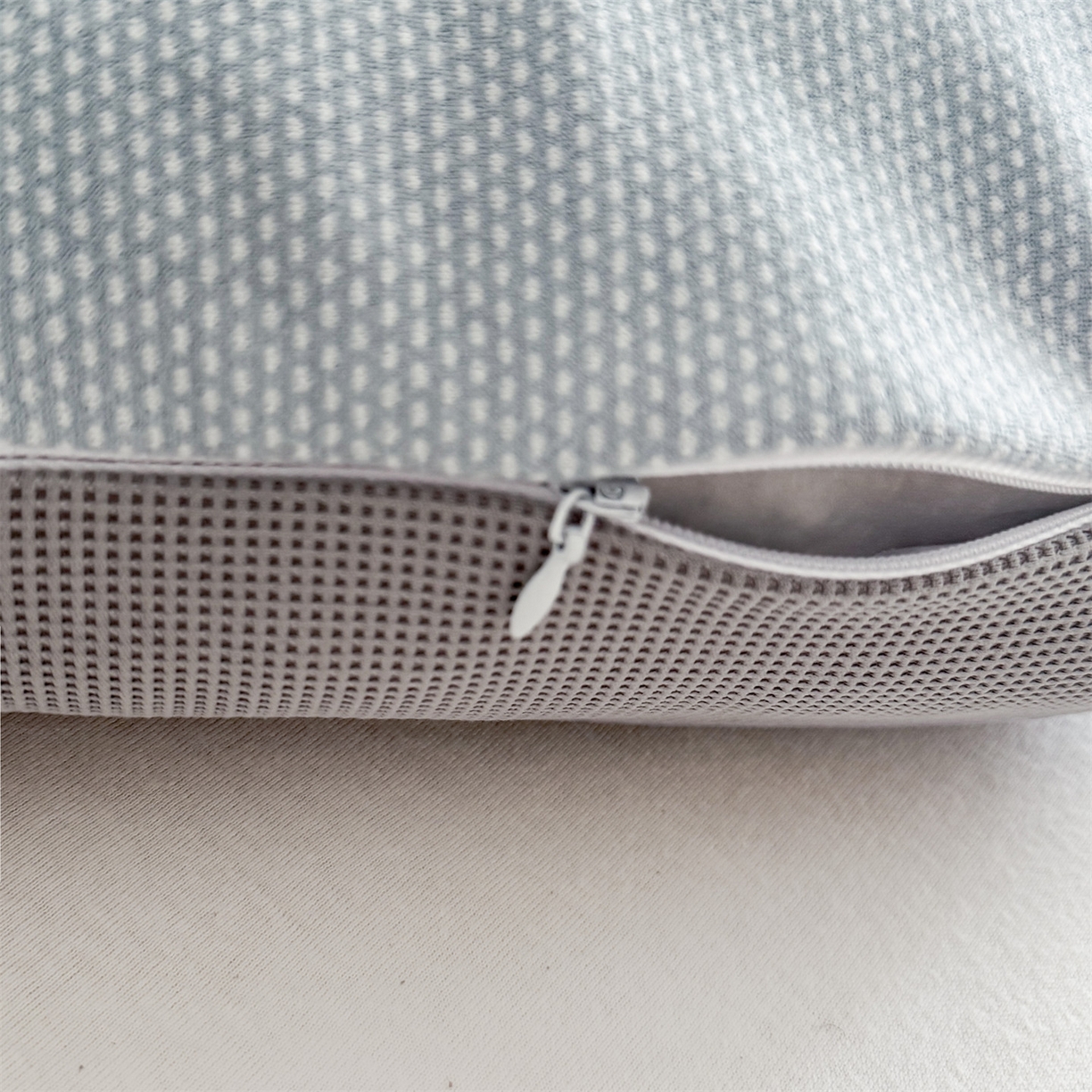 91家纺网 家纺一手货源 找家纺 麦肯锡  2025新款暖绒猫咪刺绣荞麦枕枕头枕芯 淡蓝