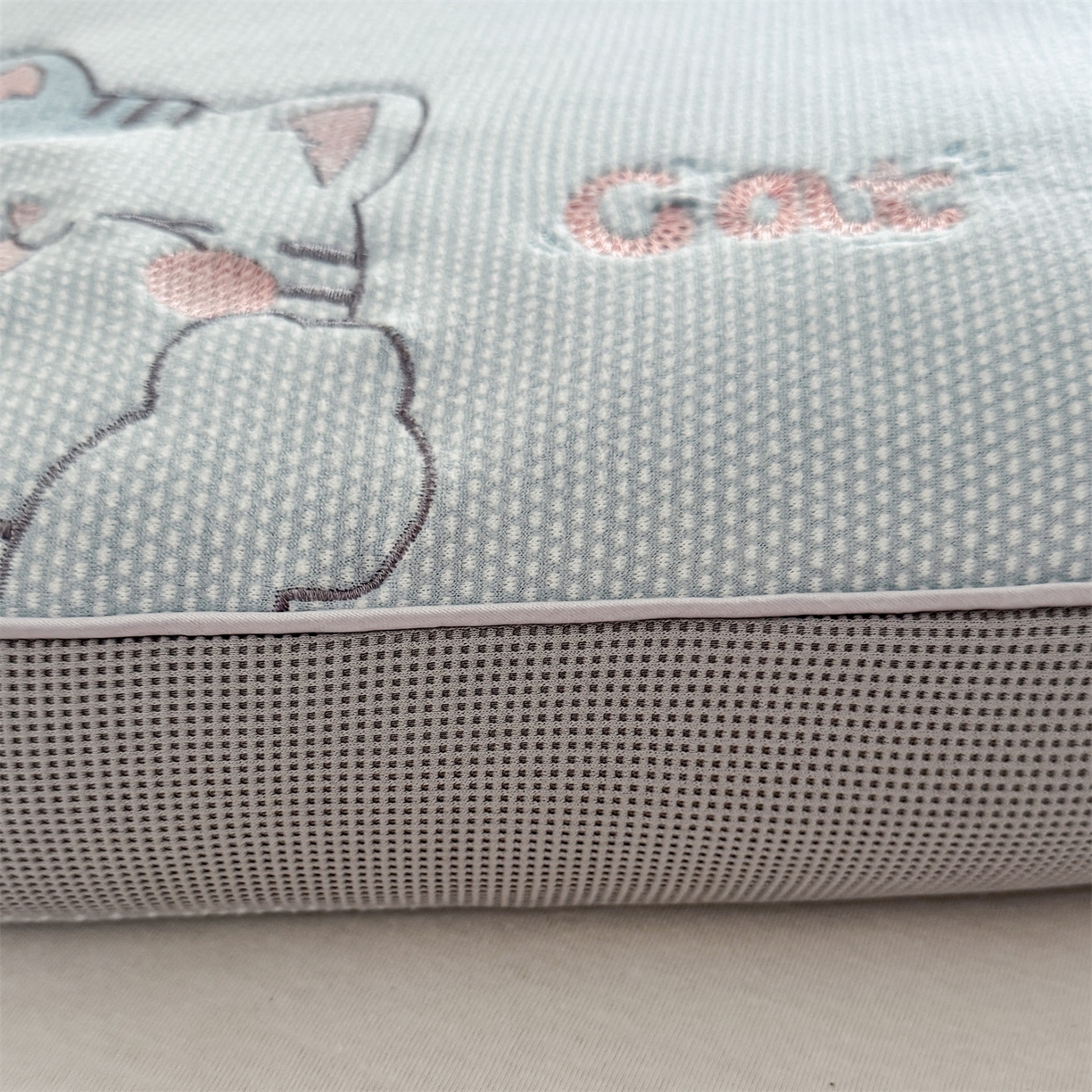 91家纺网 家纺一手货源 找家纺 麦肯锡  2025新款暖绒猫咪刺绣荞麦枕枕头枕芯 淡蓝