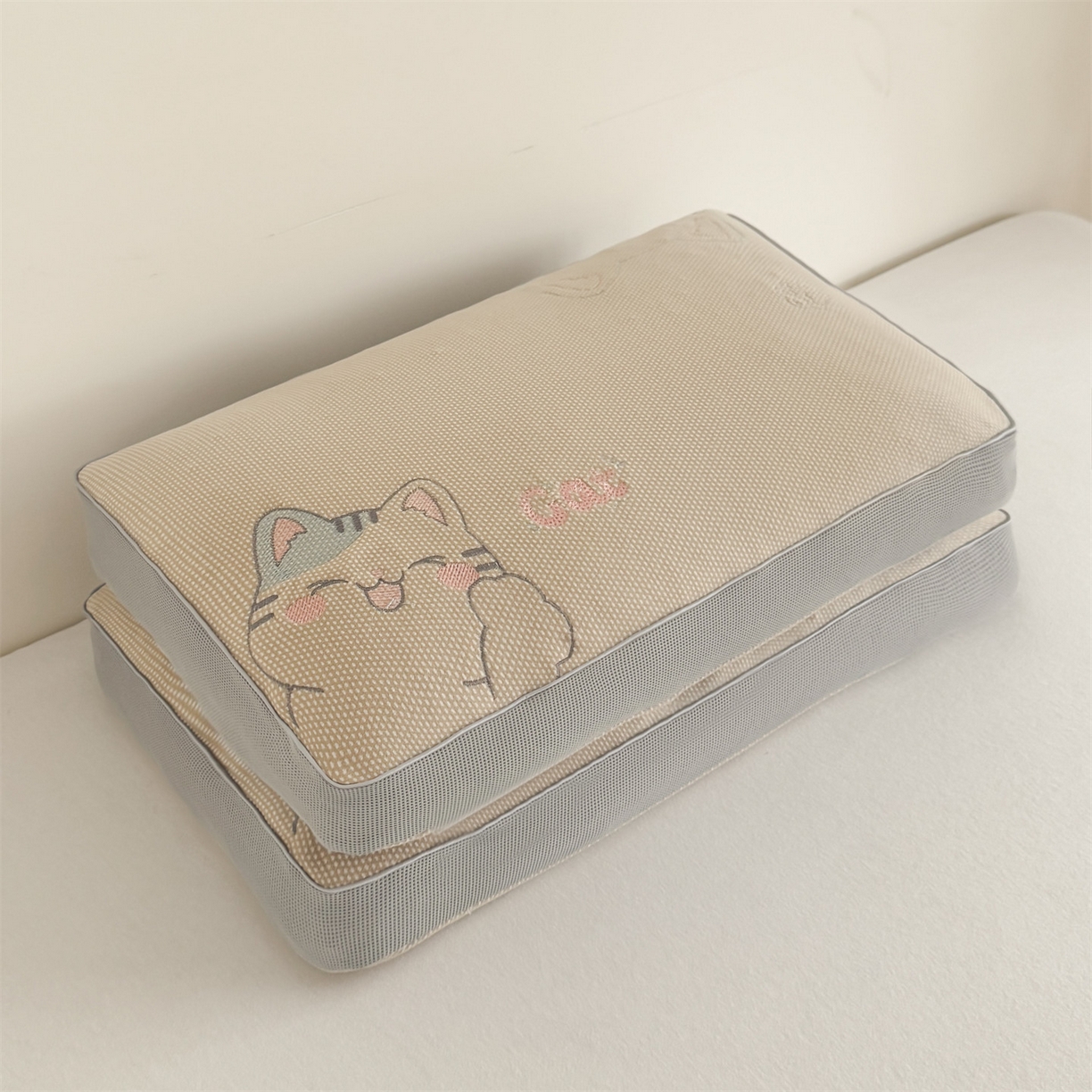 91家纺网 家纺一手货源 找家纺 麦肯锡  2025新款暖绒猫咪刺绣荞麦枕枕头枕芯 黄棕