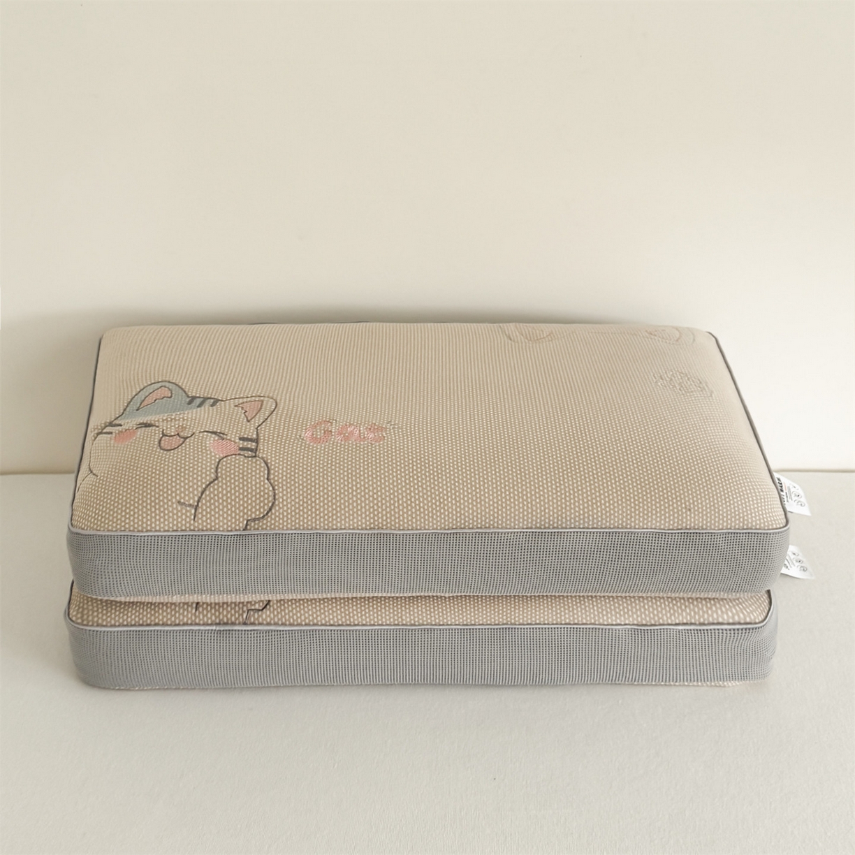 91家纺网 家纺一手货源 找家纺 麦肯锡  2025新款暖绒猫咪刺绣荞麦枕枕头枕芯 黄棕