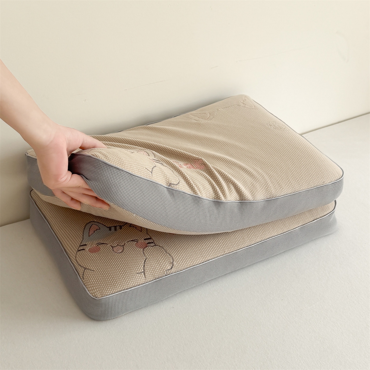 91家纺网 家纺一手货源 找家纺 麦肯锡  2025新款暖绒猫咪刺绣荞麦枕枕头枕芯 黄棕