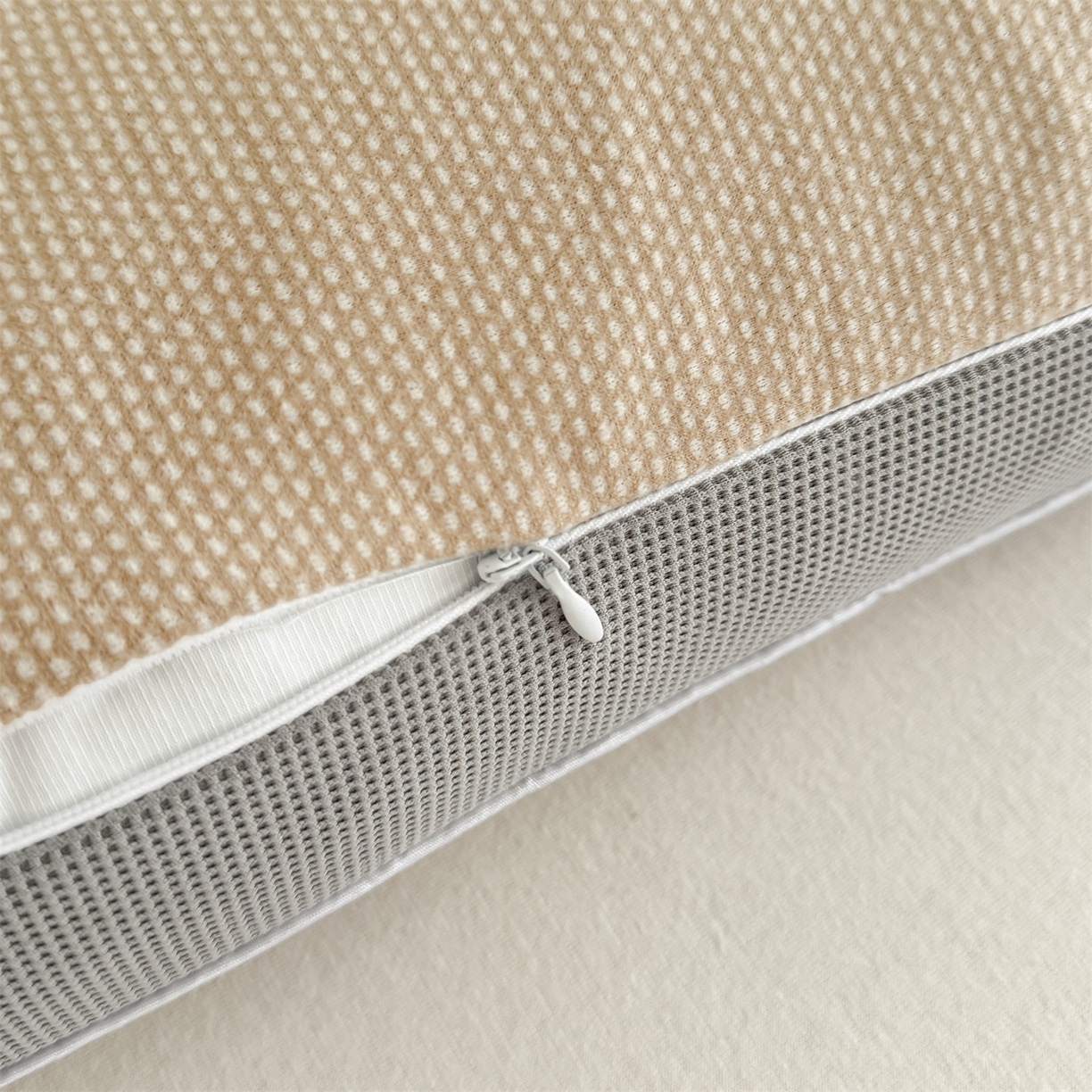 91家纺网 家纺一手货源 找家纺 麦肯锡  2025新款暖绒猫咪刺绣荞麦枕枕头枕芯 黄棕