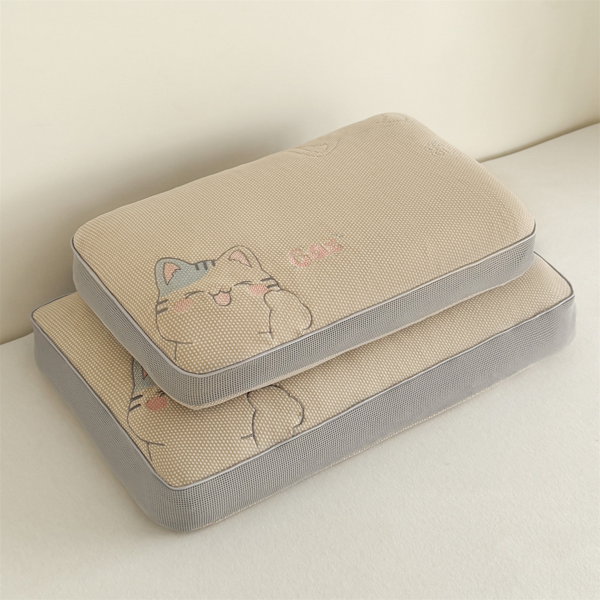 91家纺网 家纺一手货源 找家纺 麦肯锡  2025新款暖绒猫咪刺绣荞麦枕枕头枕芯 黄棕