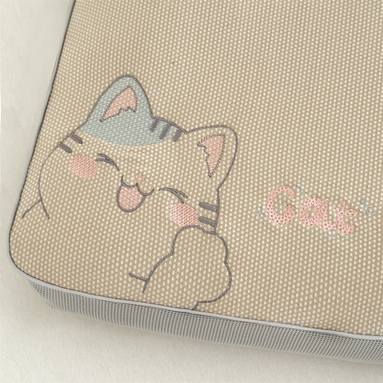 91家纺网 家纺一手货源 找家纺 麦肯锡  2025新款暖绒猫咪刺绣荞麦枕枕头枕芯 黄棕