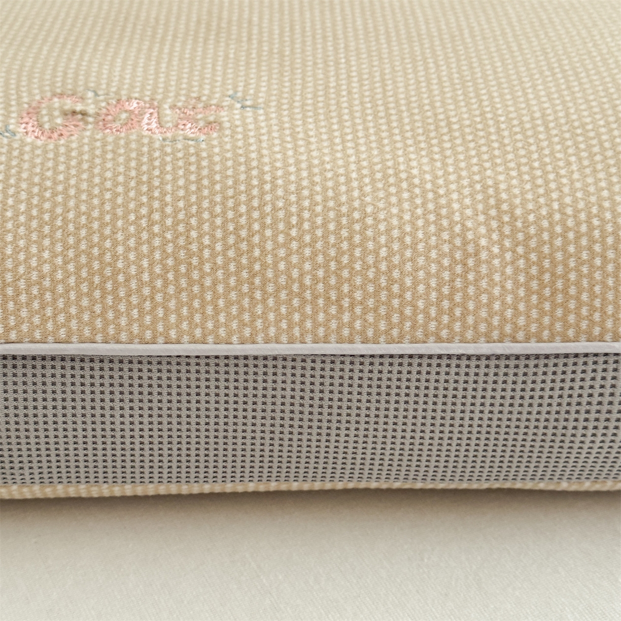 91家纺网 家纺一手货源 找家纺 麦肯锡  2025新款暖绒猫咪刺绣荞麦枕枕头枕芯 黄棕