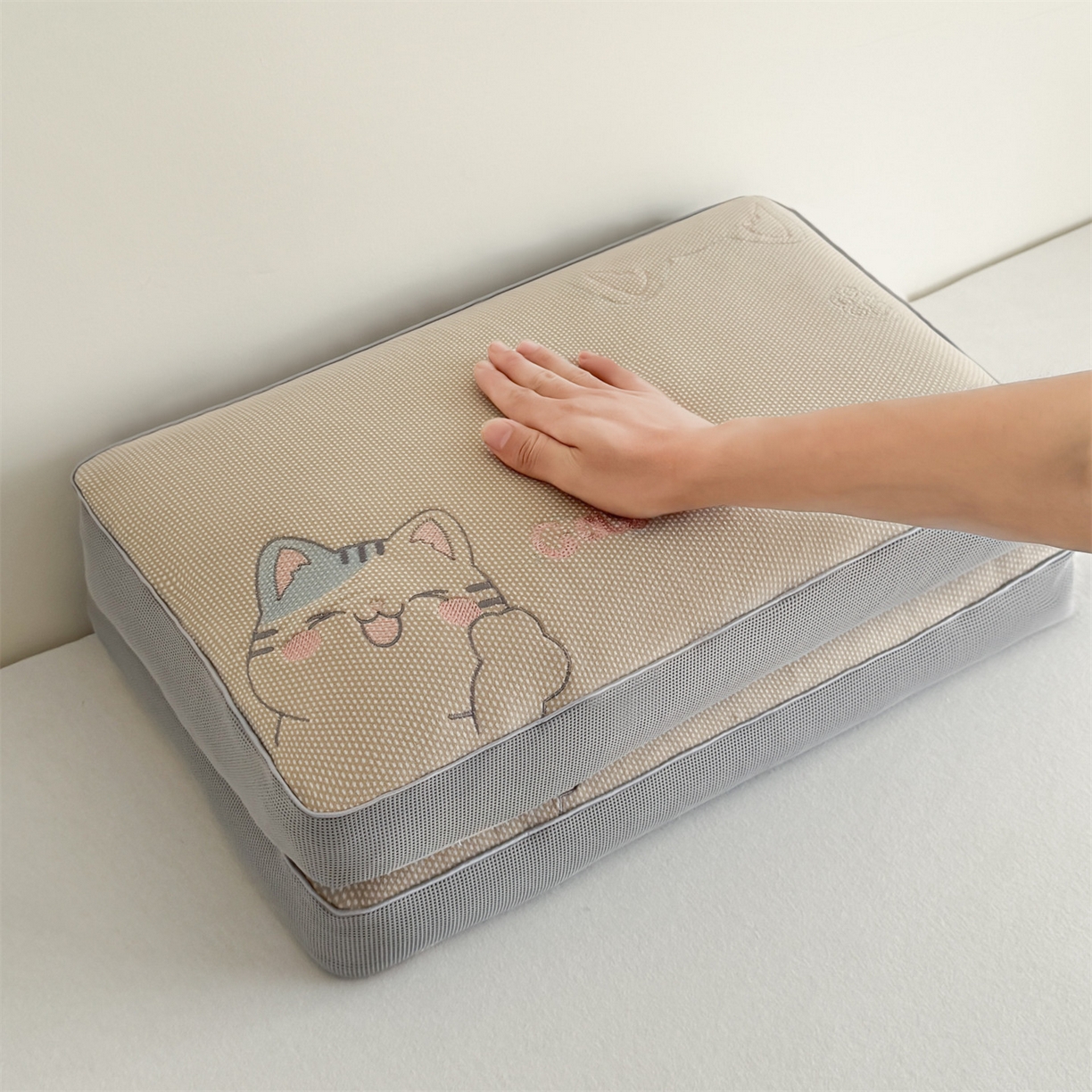 91家纺网 家纺一手货源 找家纺 麦肯锡  2025新款暖绒猫咪刺绣荞麦枕枕头枕芯 黄棕