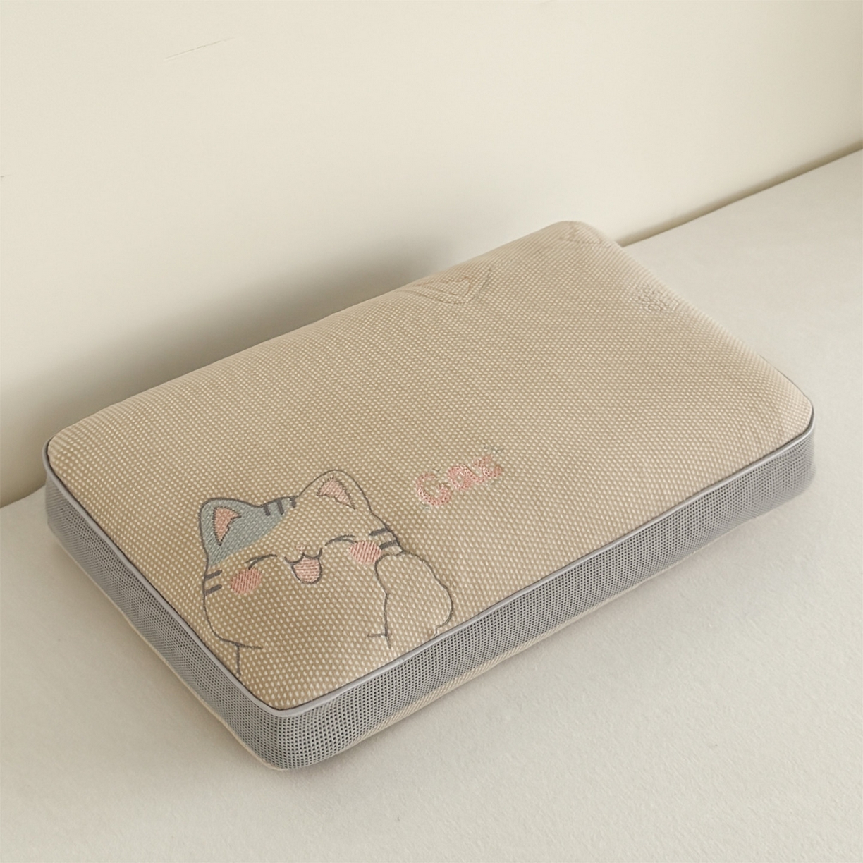 91家纺网 家纺一手货源 找家纺 麦肯锡  2025新款暖绒猫咪刺绣荞麦枕枕头枕芯 黄棕