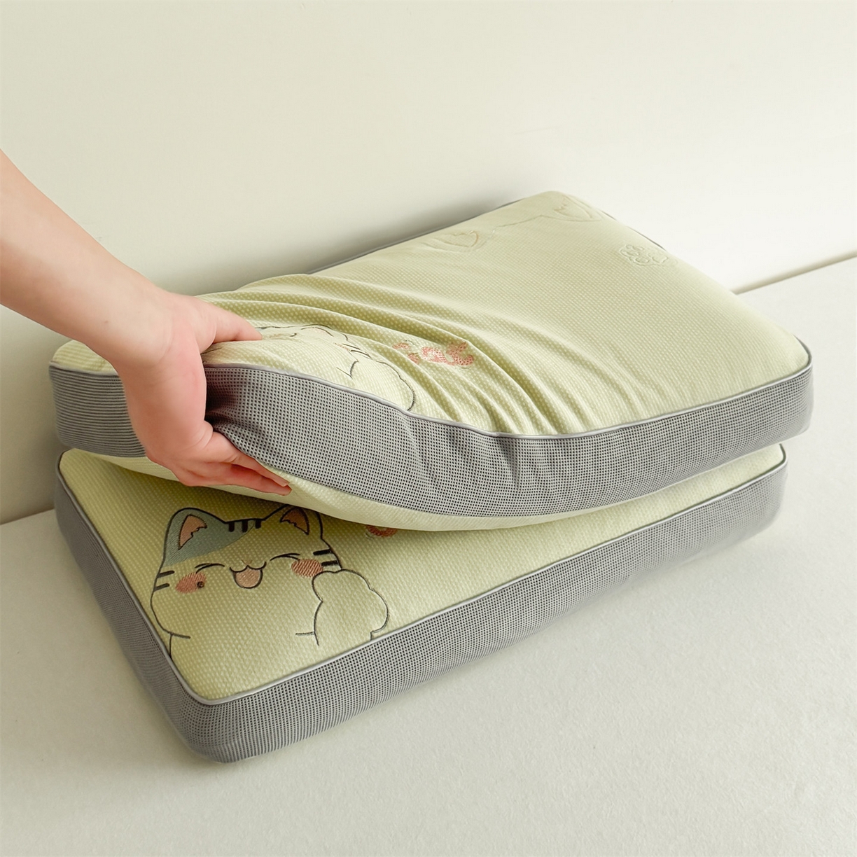 91家纺网 家纺一手货源 找家纺 麦肯锡  2025新款暖绒猫咪刺绣荞麦枕枕头枕芯 奶黄