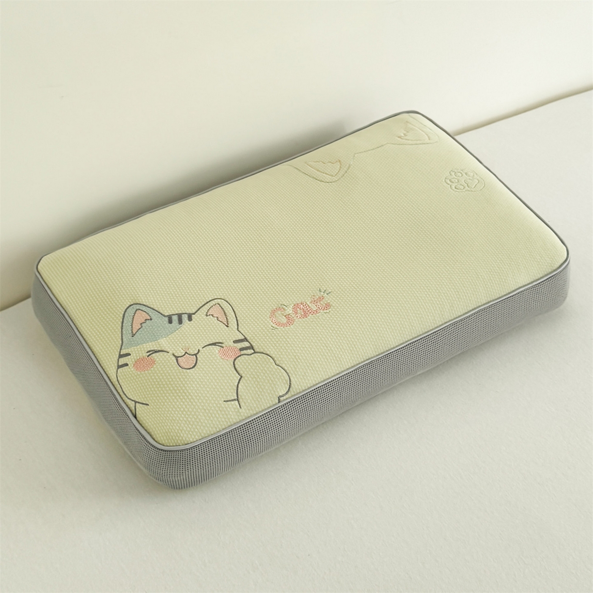 91家纺网 家纺一手货源 找家纺 麦肯锡  2025新款暖绒猫咪刺绣荞麦枕枕头枕芯 奶黄