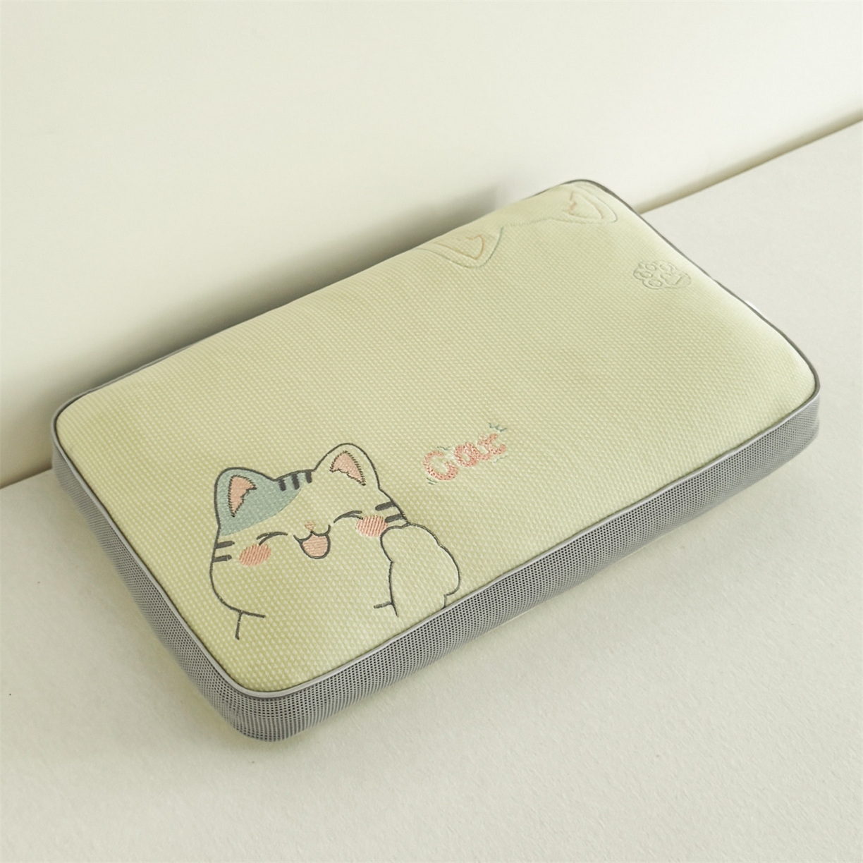 91家纺网 家纺一手货源 找家纺 麦肯锡  2025新款暖绒猫咪刺绣荞麦枕枕头枕芯 奶黄