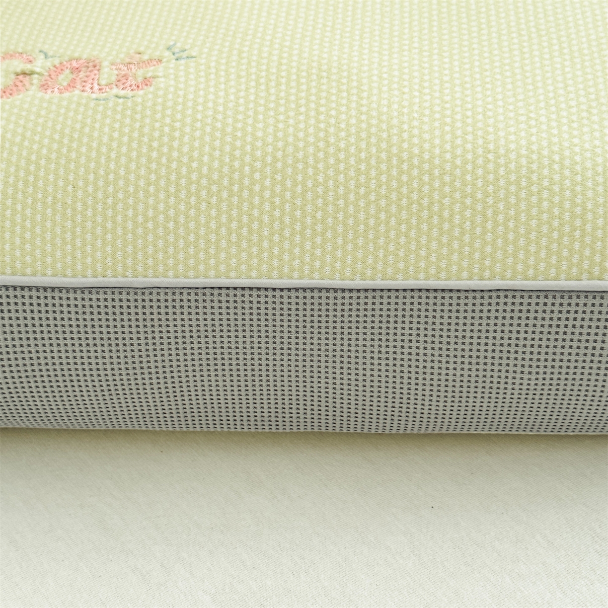 91家纺网 家纺一手货源 找家纺 麦肯锡  2025新款暖绒猫咪刺绣荞麦枕枕头枕芯 奶黄