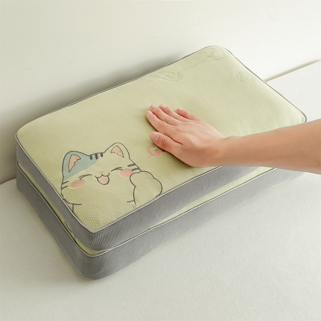 91家纺网 家纺一手货源 找家纺 麦肯锡  2025新款暖绒猫咪刺绣荞麦枕枕头枕芯 奶黄