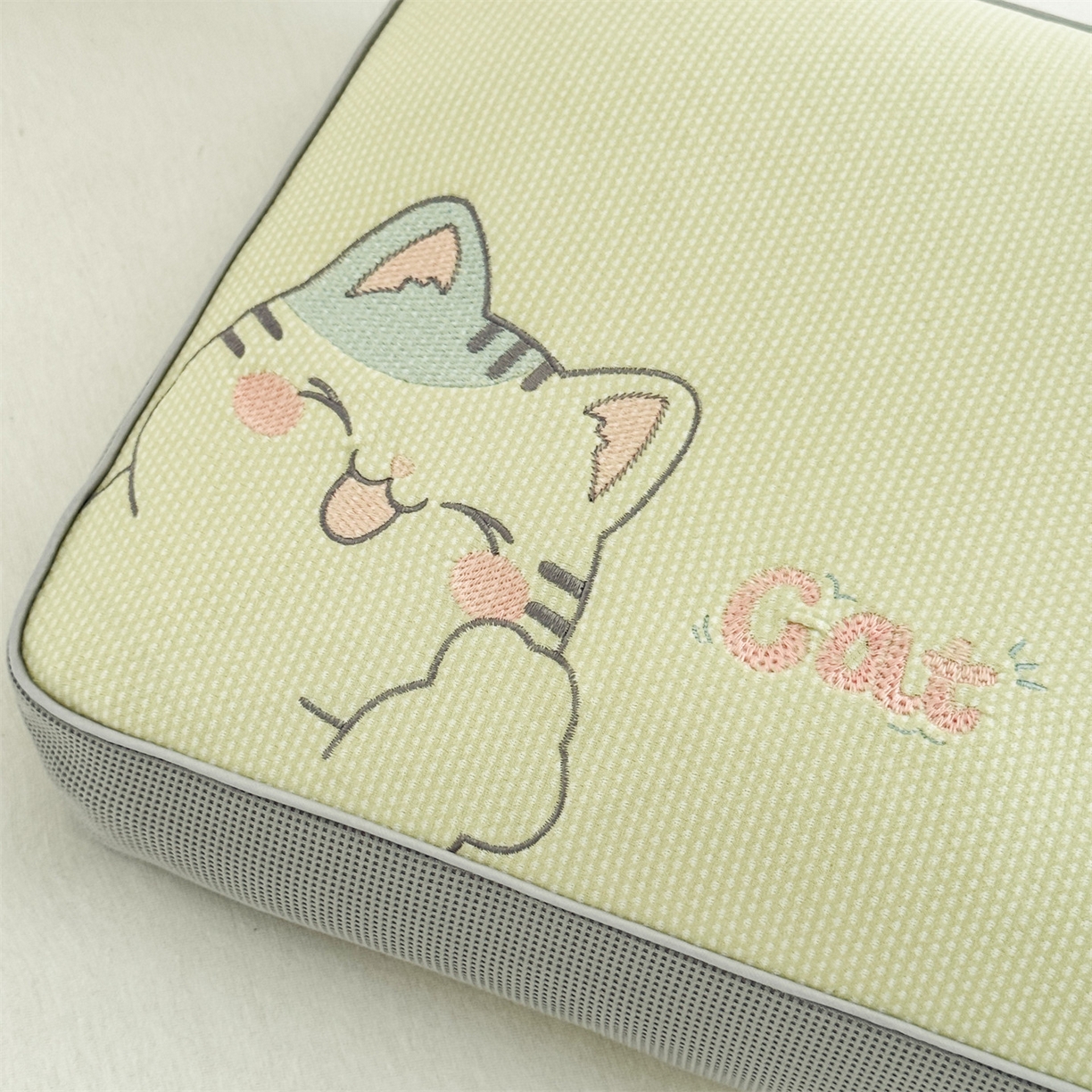 91家纺网 家纺一手货源 找家纺 麦肯锡  2025新款暖绒猫咪刺绣荞麦枕枕头枕芯 奶黄