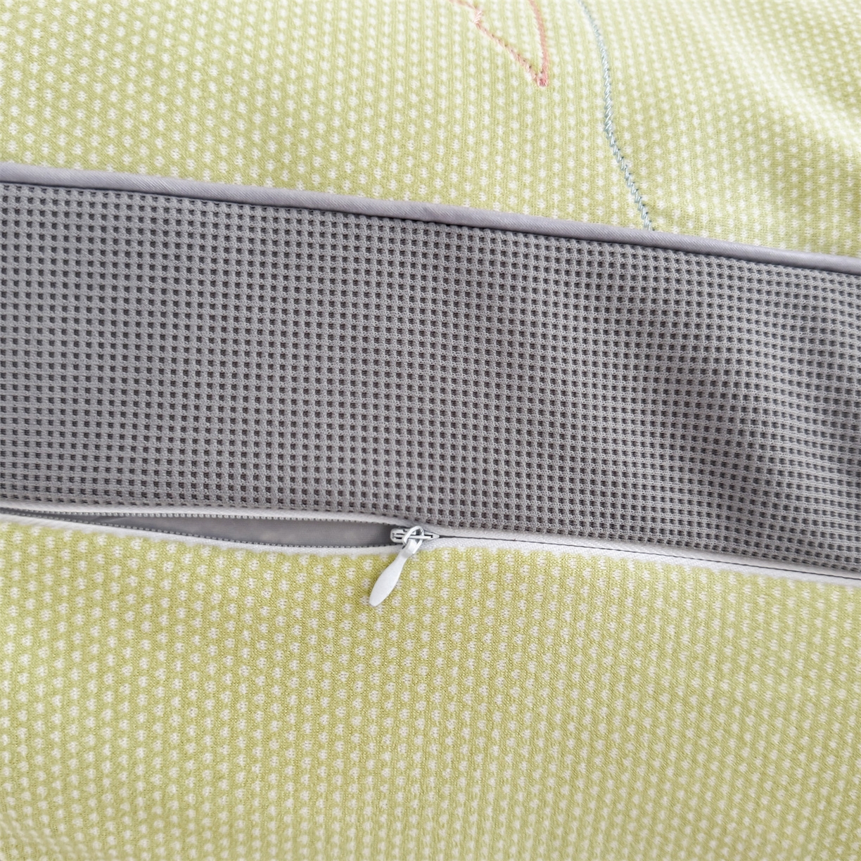 91家纺网 家纺一手货源 找家纺 麦肯锡  2025新款暖绒猫咪刺绣荞麦枕枕头枕芯 奶黄