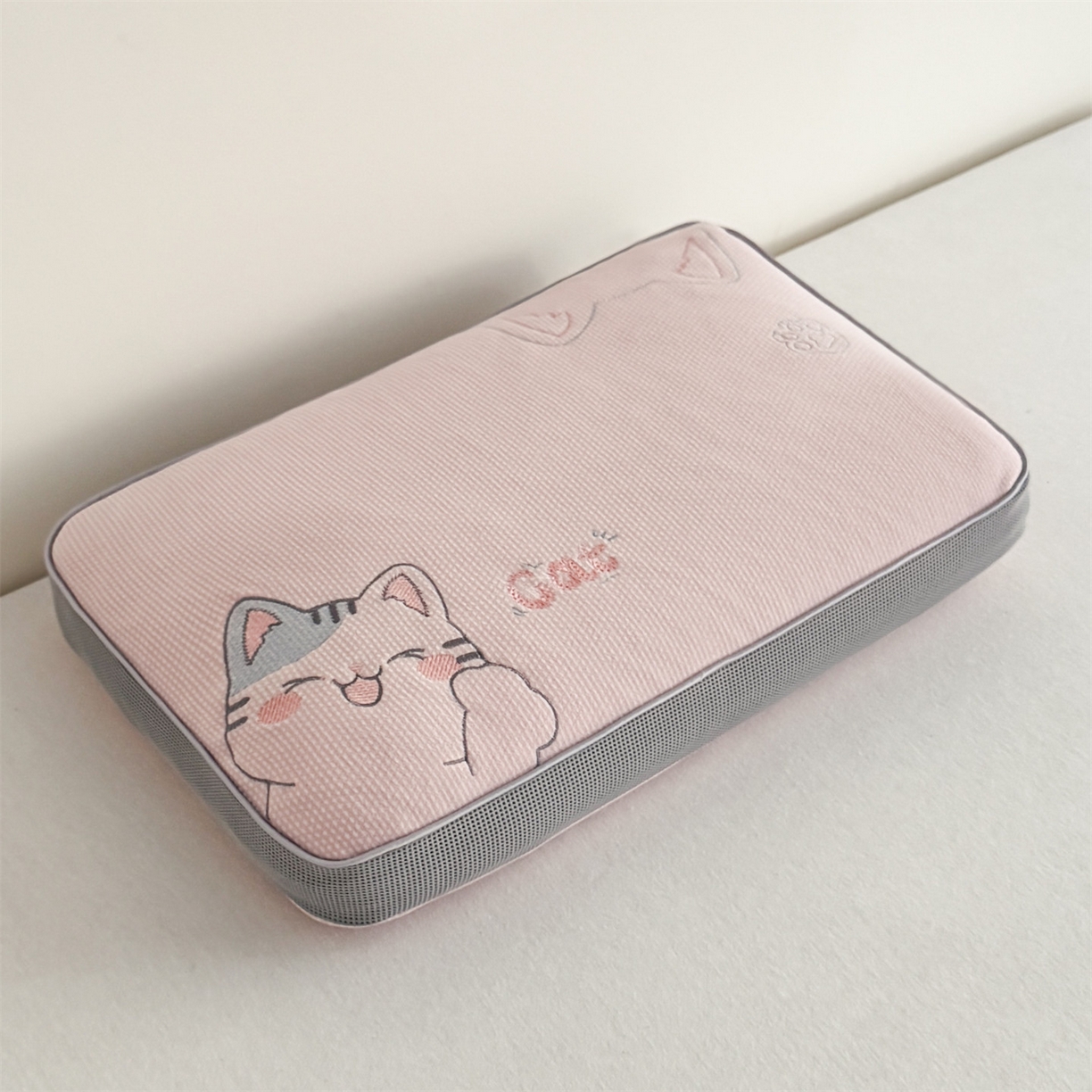 91家纺网 家纺一手货源 找家纺 麦肯锡  2025新款暖绒猫咪刺绣荞麦枕枕头枕芯 嫩粉