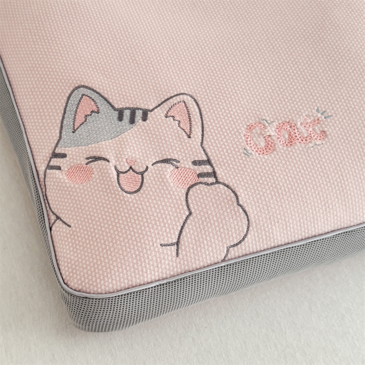 91家纺网 家纺一手货源 找家纺 麦肯锡  2025新款暖绒猫咪刺绣荞麦枕枕头枕芯 嫩粉