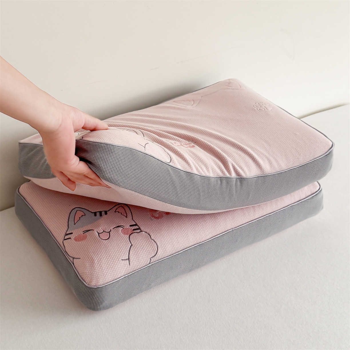 91家纺网 家纺一手货源 找家纺 麦肯锡  2025新款暖绒猫咪刺绣荞麦枕枕头枕芯 嫩粉