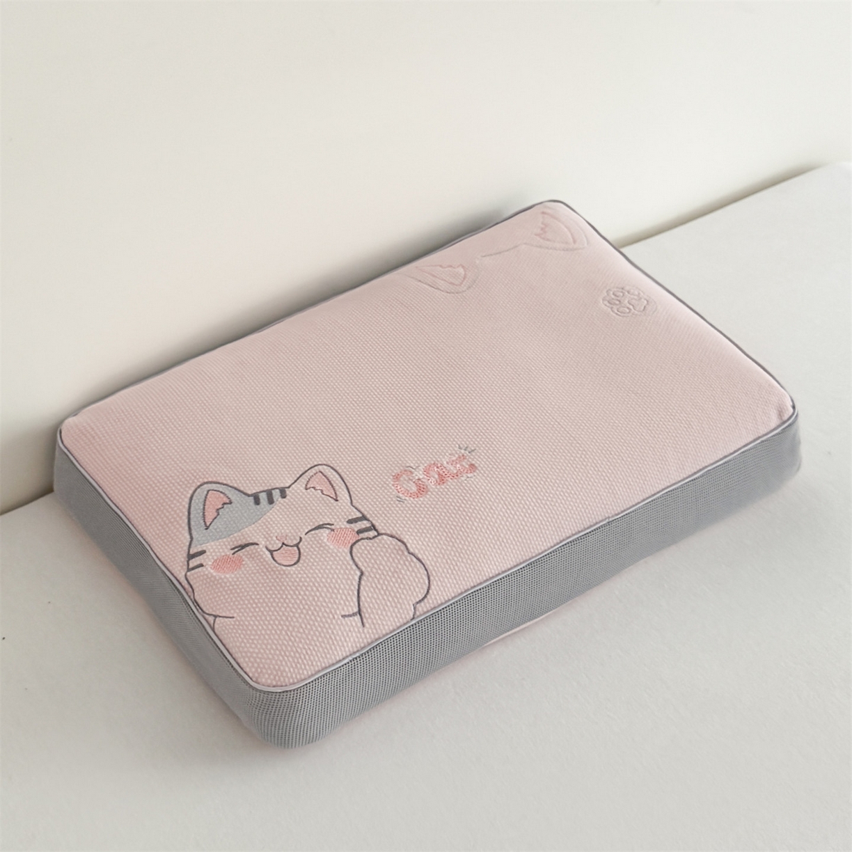 91家纺网 家纺一手货源 找家纺 麦肯锡  2025新款暖绒猫咪刺绣荞麦枕枕头枕芯 嫩粉