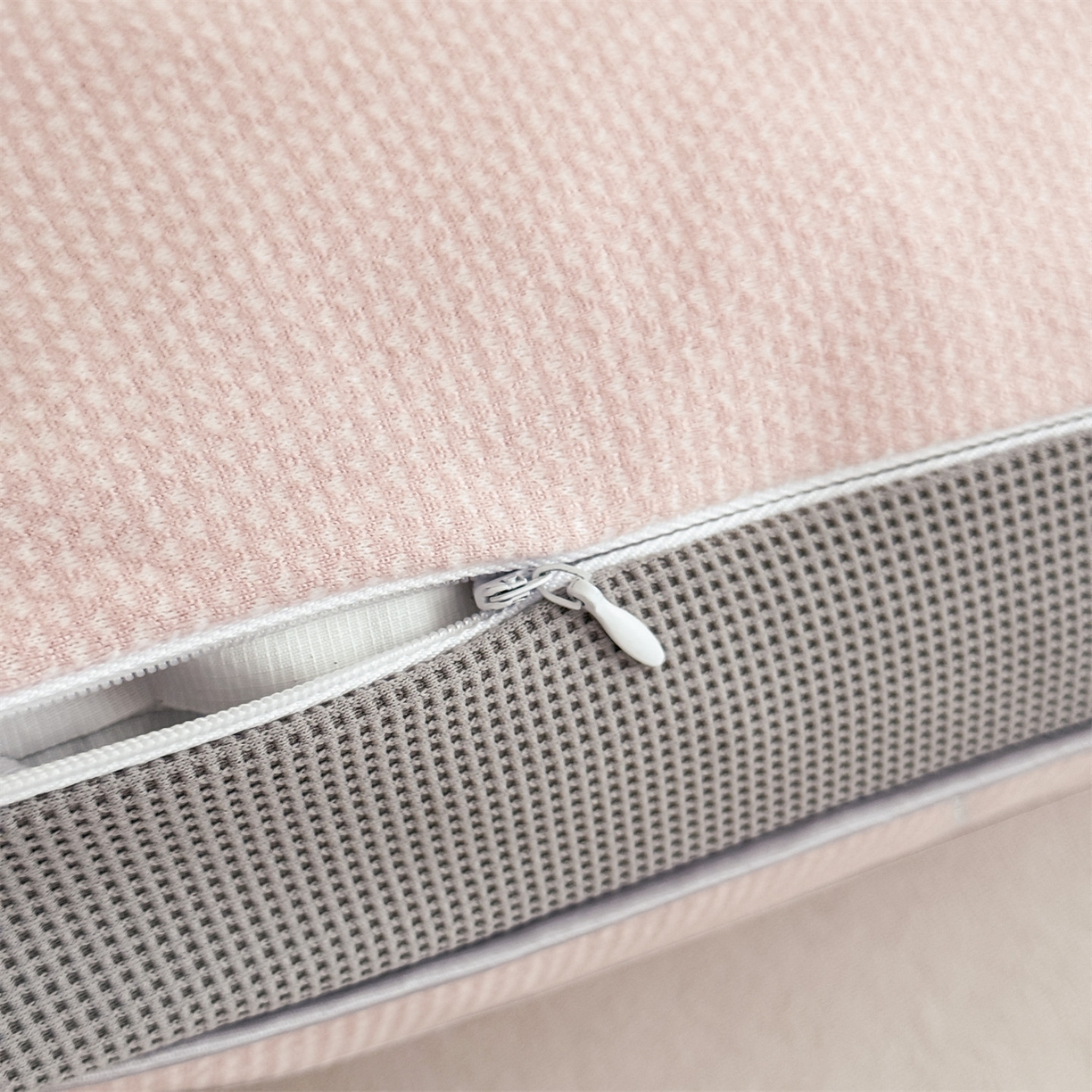 91家纺网 家纺一手货源 找家纺 麦肯锡  2025新款暖绒猫咪刺绣荞麦枕枕头枕芯 嫩粉