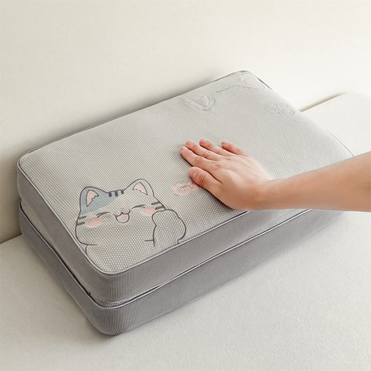 91家纺网 家纺一手货源 找家纺 麦肯锡  2025新款暖绒猫咪刺绣荞麦枕枕头枕芯 浅灰