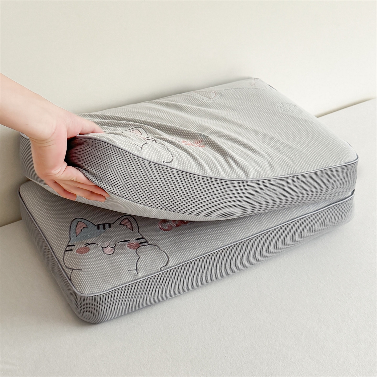 91家纺网 家纺一手货源 找家纺 麦肯锡  2025新款暖绒猫咪刺绣荞麦枕枕头枕芯 浅灰