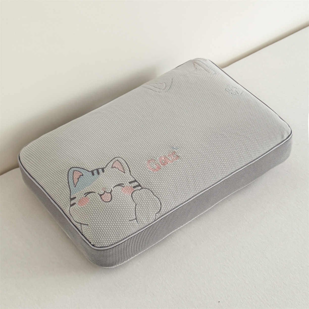 91家纺网 家纺一手货源 找家纺 麦肯锡  2025新款暖绒猫咪刺绣荞麦枕枕头枕芯 浅灰