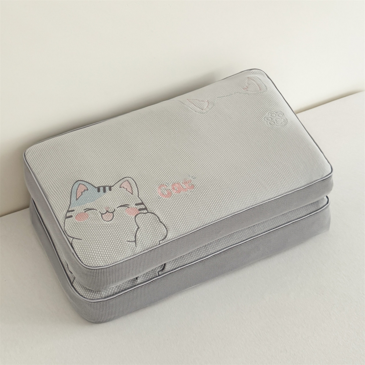 91家纺网 家纺一手货源 找家纺 麦肯锡  2025新款暖绒猫咪刺绣荞麦枕枕头枕芯 浅灰