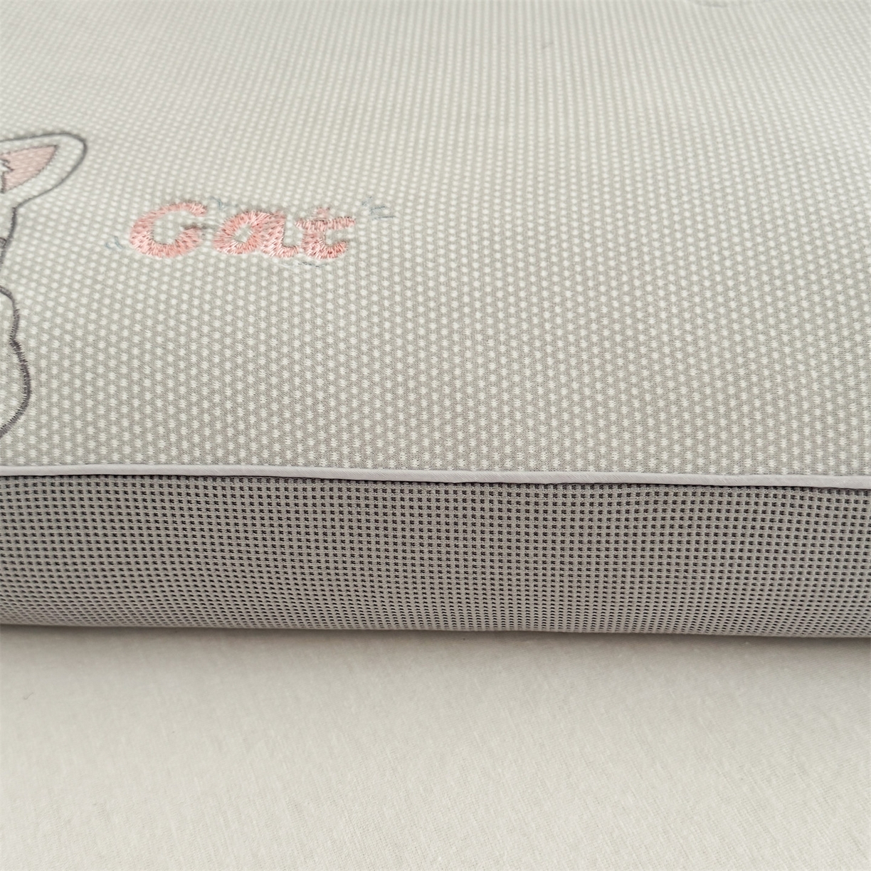 91家纺网 家纺一手货源 找家纺 麦肯锡  2025新款暖绒猫咪刺绣荞麦枕枕头枕芯 浅灰