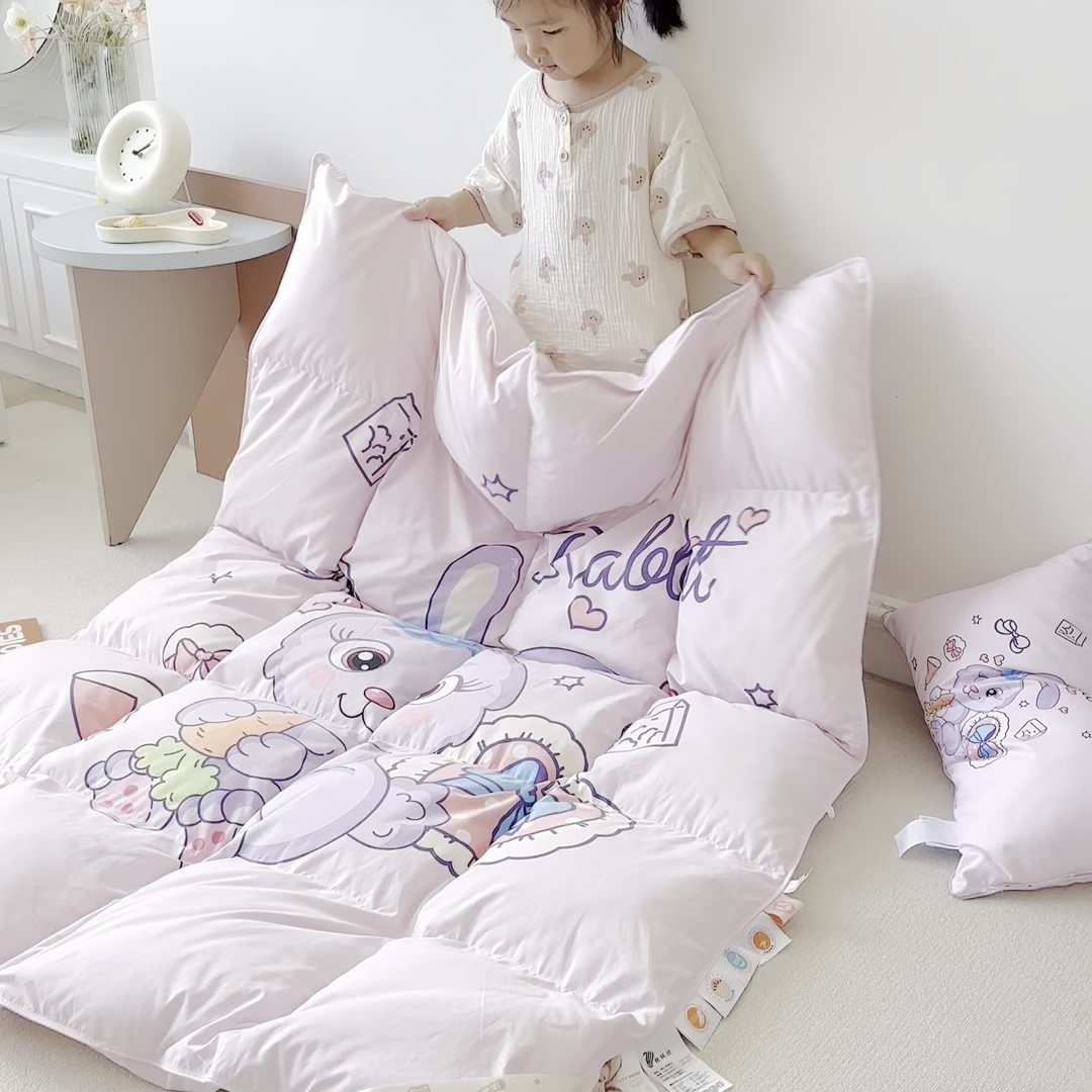 91家纺网 家纺一手货源 找家纺 暖羽屋羽绒馆 2025新款国标过检 绒子含量 95白鹅绒被芯儿童学生婴幼儿园小羽绒被子1.2米 鸿运兔