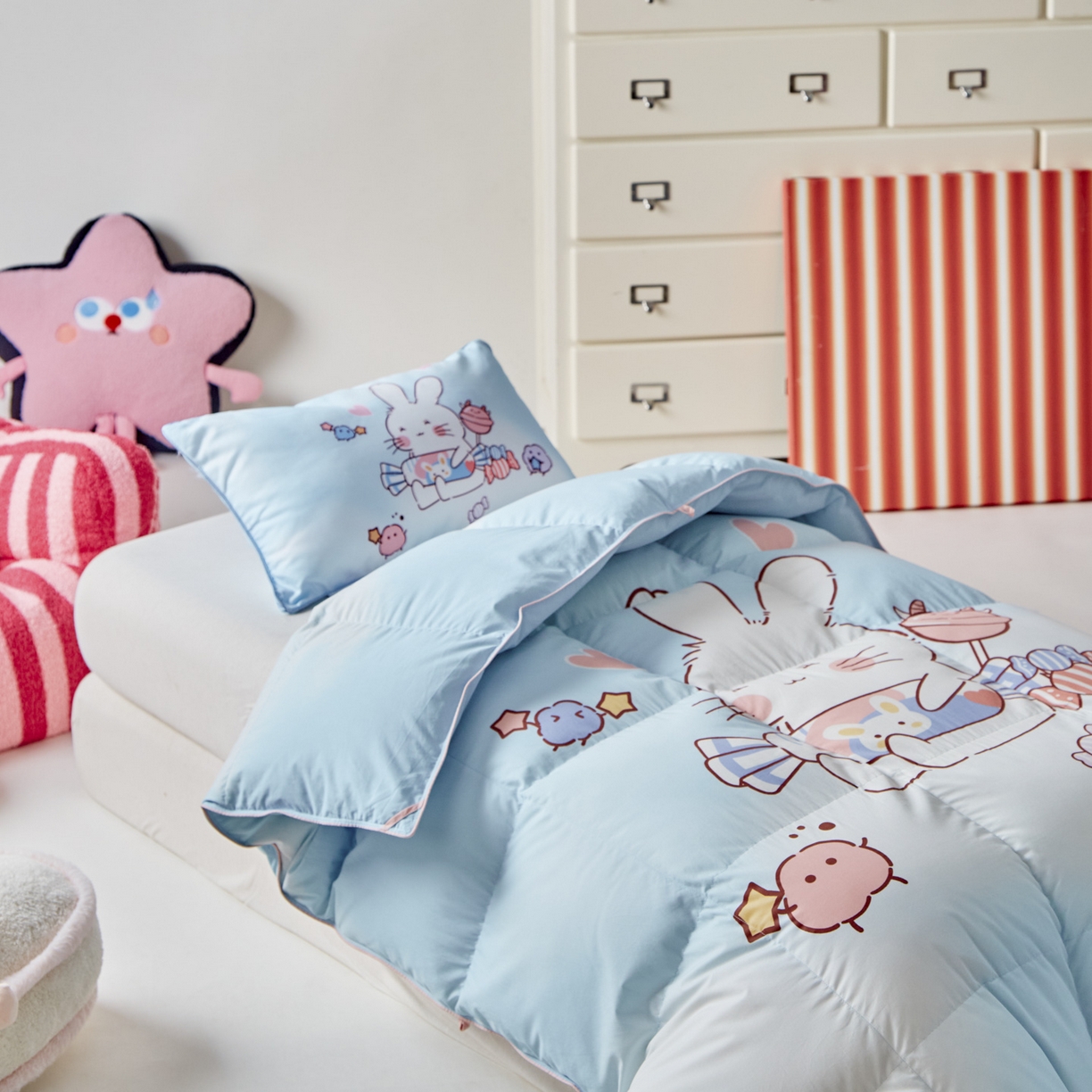 91家纺网 家纺一手货源 找家纺 暖羽屋羽绒馆 2025新款国标过检 绒子含量 95白鹅绒被芯儿童学生婴幼儿园小羽绒被子1.2米 奶糖大白兔