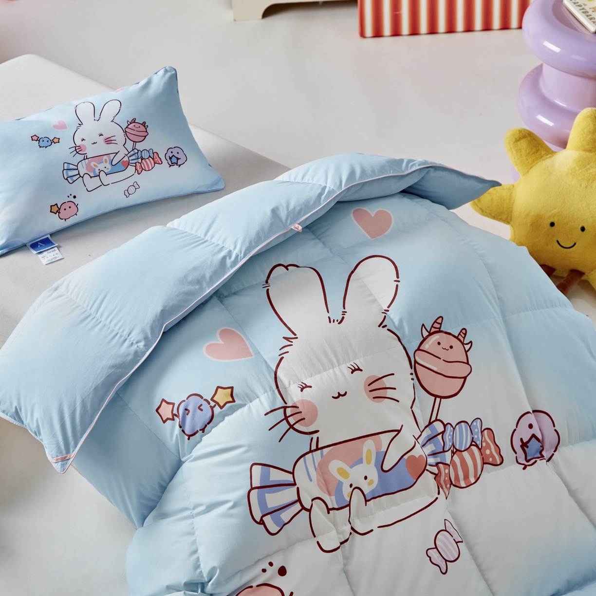 91家纺网 家纺一手货源 找家纺 暖羽屋羽绒馆 2025新款国标过检 绒子含量 95白鹅绒被芯儿童学生婴幼儿园小羽绒被子1.2米 奶糖大白兔