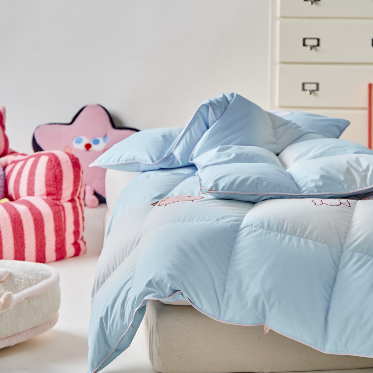 91家纺网 家纺一手货源 找家纺 暖羽屋羽绒馆 2025新款国标过检 绒子含量 95白鹅绒被芯儿童学生婴幼儿园小羽绒被子1.2米 奶糖大白兔