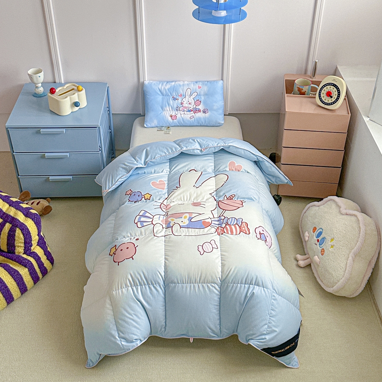 91家纺网 家纺一手货源 找家纺 暖羽屋羽绒馆 2025新款国标过检 绒子含量 95白鹅绒被芯儿童学生婴幼儿园小羽绒被子1.2米 奶糖大白兔