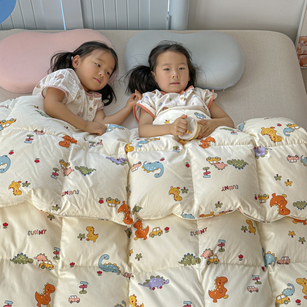 91家纺网 家纺一手货源 找家纺 暖羽屋羽绒馆 2025新款国标过检 绒子含量 95白鹅绒被芯儿童学生婴幼儿园小羽绒被子1.2米 汽车恐龙