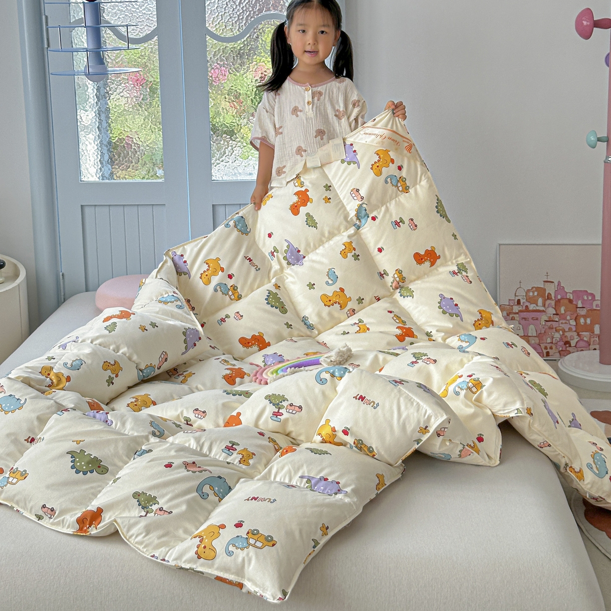 91家纺网 家纺一手货源 找家纺 暖羽屋羽绒馆 2025新款国标过检 绒子含量 95白鹅绒被芯儿童学生婴幼儿园小羽绒被子1.2米 汽车恐龙