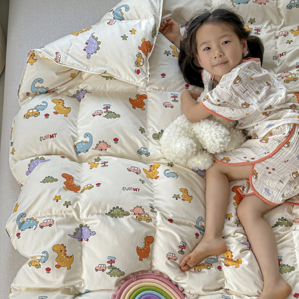 91家纺网 家纺一手货源 找家纺 暖羽屋羽绒馆 2025新款国标过检 绒子含量 95白鹅绒被芯儿童学生婴幼儿园小羽绒被子1.2米 汽车恐龙